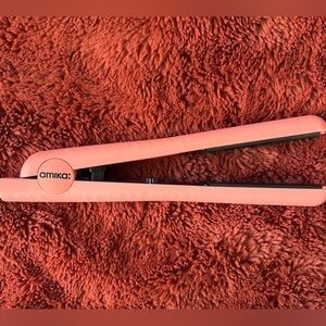 Amika hair straightener
